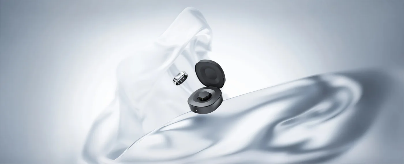 Person wearing a smart ring health tracker by Ringconn